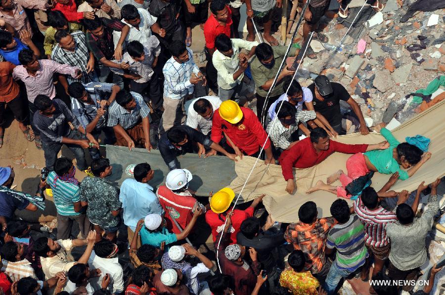 Rescuers carry a body discovered from the collapsed Rana Plaza building in Dhaka, Bangladesh, April 25, 2013. Rescue workers continued their struggle Thursday to reach many more who are feared trapped in the rubble one day after a building collapse in Savar on the outskirts of Bangladesh's capital Dhaka, with the death toll rising to 195. (Xinhua/Shariful Islam) 