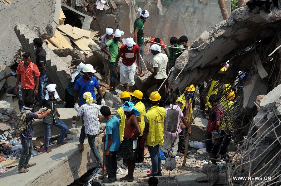 Rescuers work at the collapsed Rana Plaza building in Dhaka, Bangladesh, April 25, 2013. Rescue workers continued their struggle Thursday to reach many more who are feared trapped in the rubble one day after a building collapse in Savar on the outskirts of Bangladesh's capital Dhaka, with the death toll rising to 195. (Xinhua/Shariful Islam)