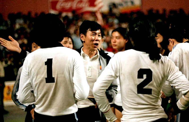 Yuan Weimin (center) coaches team China during the 9th Women's Volleyball Championships on Sept 20, 1982. Yuan, from Jiangsu province, served as head coach of the women's team from 1976 to 1984. [Photo/Xinhua]