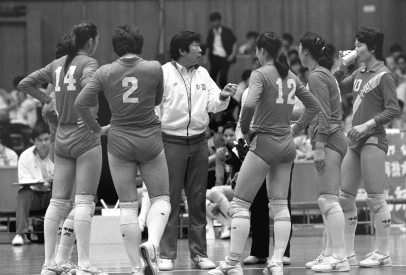 Li Yaoxian, third left, coaches players during the fourth women's Asian Cup Volleyball Championship in 1987. Li, from Liaoning province, served as head coach of he women's team from 1987 to 1988. [Photo/Xinhua]
