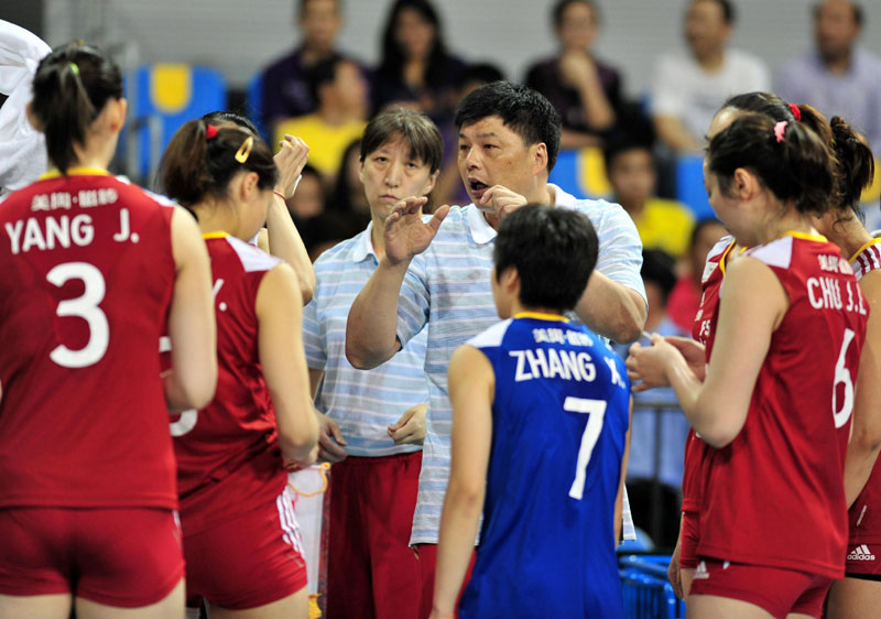 Yu Juemin (fourth left) instructs his team during a game against Japan on April 21, 2012. Yu, from Zhejiang province, coached the women's team from 2010 to 2012. [Photo/Xinhua]
