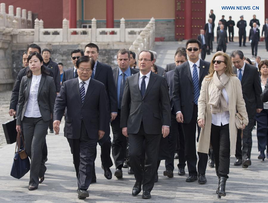 French President Francois Hollande (2nd R, front) visits the Palace Museum in Beijing, capital of China, April 26, 2013. (Xinhua/Wang Ye)