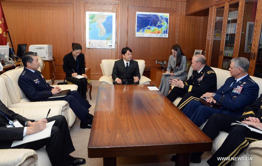 Japan's Defense Minister Itsunori Onodera (4th R) meets with U.S. Chairman of the Joint Chiefs of Staff Army Gen. Martin Dempsey (2nd R) at the Defense Ministry in Tokyo April 26, 2013.(Xinhua/Ma Ping)