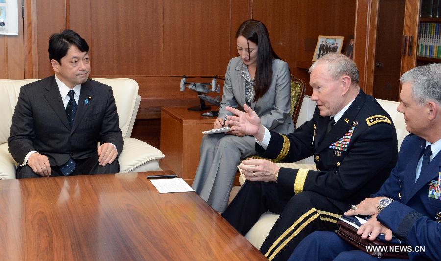 Japan's Defense Minister Itsunori Onodera (1st L) meets with U.S. Chairman of the Joint Chiefs of Staff Army Gen. Martin Dempsey (2nd R) at the Defense Ministry in Tokyo April 26, 2013.(Xinhua/Ma Ping)
