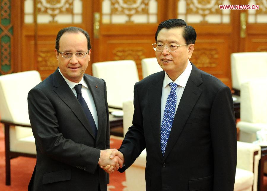 Zhang Dejiang (R), chairman of the National People's Congress (NPC) Standing Committee, meets with visiting French President Francois Hollande in the Great Hall of the People in Beijing, capital of China, April 26, 2013. (Xinhua/Liu Jiansheng)