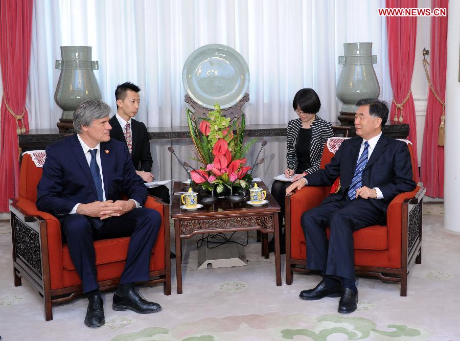 Chinese Vice Premier Wang Yang (R) meets with French Agriculture Minister Stephane Le Foll in Beijing, capital of China, April 26, 2013. (Xinhua/Zhang Duo)