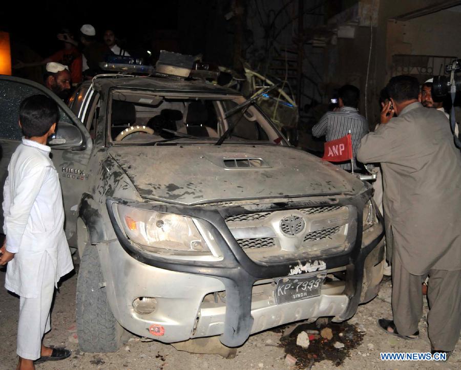 People gather at the blast site in southern Pakistani port city of Karachi on April 26, 2013. At least 11 people including a child were killed and 40 others injured on Friday night in a bomb blast that targeted a political meeting in Pakistan's southern port city of Karachi, local media and police said. (Xinhua/Masroor) 