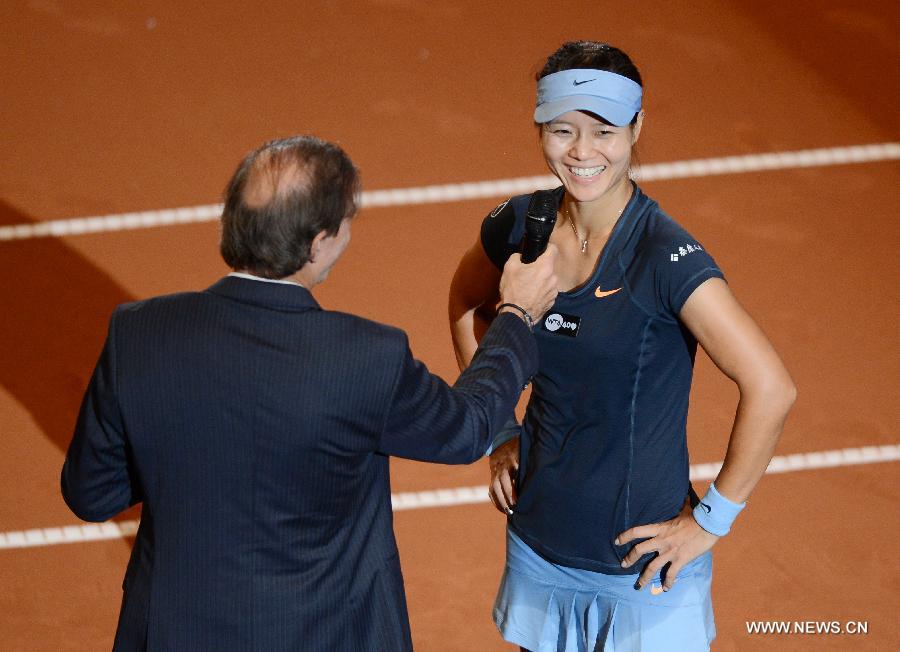 Li Na (R) of China is interviewed after winning the quarter final match of Porsche Tennis Grand Prix against Petra Kvitova of the Czech Republic in Stuttgart, Germany, on April 26, 2013. Li Na won 2-0. (Xinhua/Ma Ning) 