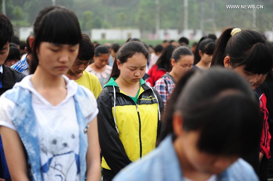 Students mourn for those who died in a 7.0-magnitude quake a week ago, at Lushan Middle School in Lushan County, southwest China's Sichuan Province, April 27, 2013. Public mourning was held on Saturday morning in Sichuan Province for those who died in a 7.0-magnitude quake a week ago. The earthquake hit Lushan County of Sichuan Province on April 20 and has claimed nearly 200 lives. (Xinhua/Li Hualiang)