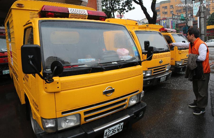 A working staff of Taiwan's red cross society directs trucks to transport disaster relief supplies in Taipei, southeast China's Taiwan, April 27, 2013. The supplies will be transported to the quake-hit areas in the mainland, after a 7.0-magnitude earthquake jolted Lushan County of Ya'an City in southwest China's Sichuan Province. (Xinhua/Xie Xiudong)