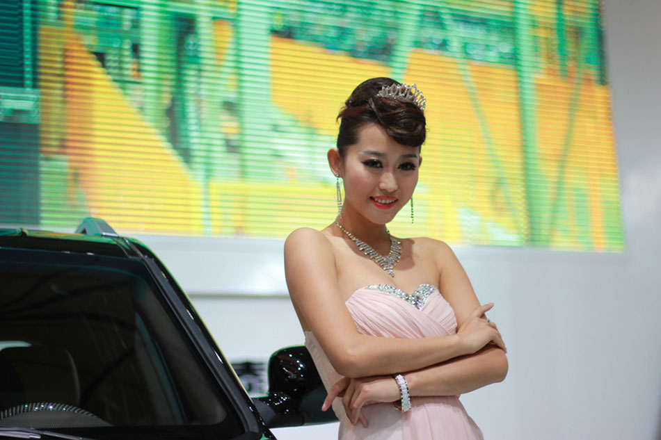 A model poses next to a Huatai car on April 21, 2013 at Shanghai International Automobile Industry Exhibition. [Liu Zheng / chinadaily.com.cn]