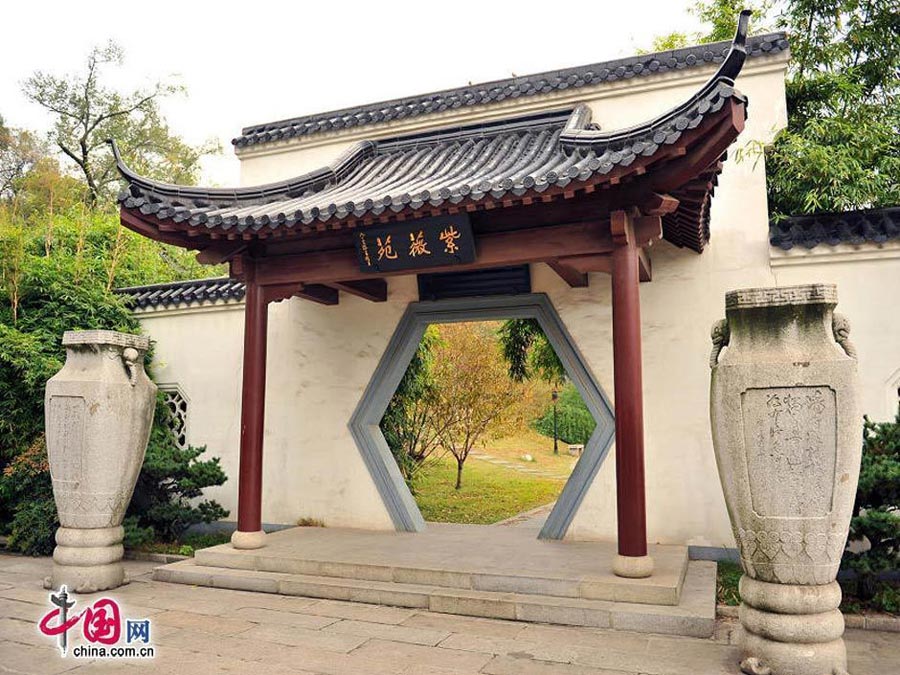 Located on Snake Hill of Wuchang, Yellow Crane Tower is known as one of the Three Famous Towers South of Yangtze River, together with Yueyang Tower in Hunan and Tengwang Tower in Jiangxi. First built in 223 A.D during the Three Kingdoms period (220-280), it has been destroyed multiple times and the current structure was rebuilt in 1981. Covering a constructing area of 3,219 square meters, it has five-stories, totaling 51.4 meters high. It covered with more than 100,000 yellow glazed tiles, which looks very glorious and magnificent in good weather. It is now regarded as the symbol of Wuhan city. (China.org.cn)