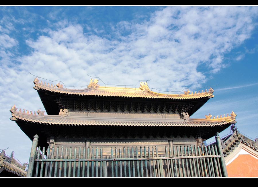 Located in southwest of Danjiangkou City, Wudang Mountain, also known as Taihe Mountain, is both a famous scenic spot and a holy site of Taoism, China's indigenous religion. It has served as the birthplace of Taoism since Tang Dynasty, so it has a large amount of well-preserved Taoist buildings. The temples of the complex feature the architecture characteristics of Yuan, Ming and Qing Dynasties. Besides, as it contains buildings from as early as the 7th century, it represents the highest standards of Chinese art and architecture over a period of nearly 1,000 years. It was listed as a UNESCO World Heritage Site in 1994. (China.org.cn)