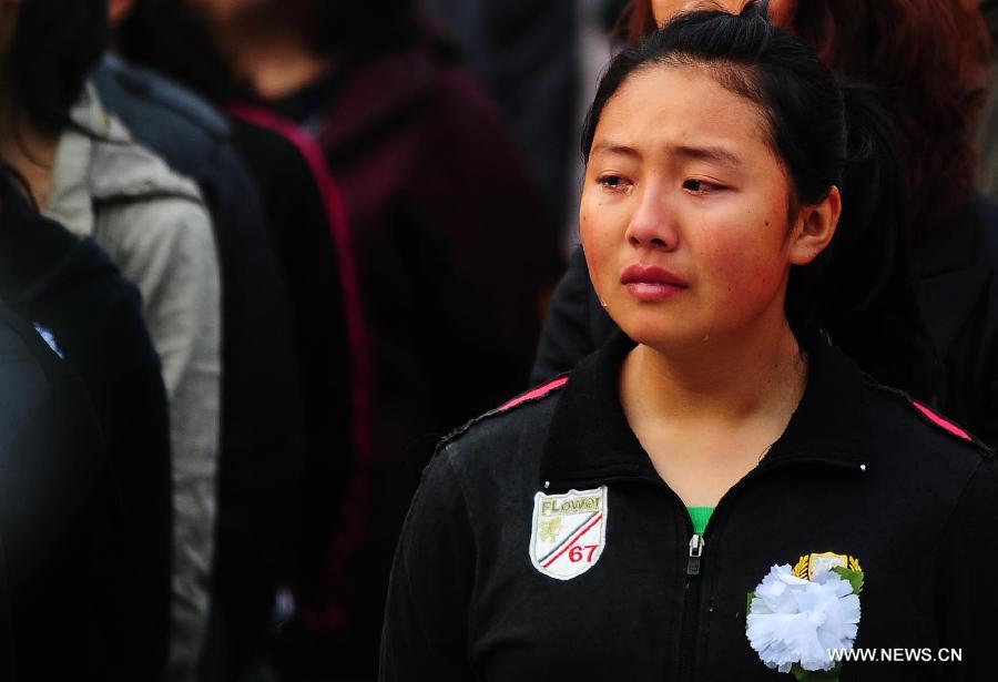 A girl cries as mourning for those who died in a 7.0-magnitude quake a week ago, in Lushan County of Ya'an City, southwest China's Sichuan Province, April 27, 2013. Public mourning was held on Saturday morning in Sichuan Province for those who died in the earthquake on April 20. The quake has claimed nearly 200 lives. (Xinhua/Jiang Hongjing)