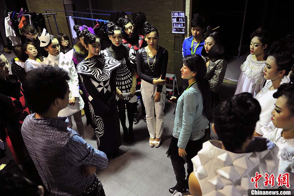 A teacher gives instruction to the models. (Ecns.cn/Jin Shuo)