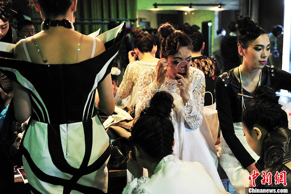 Students wait for their turn in the dressing room. (Ecns.cn/Jin Shuo)