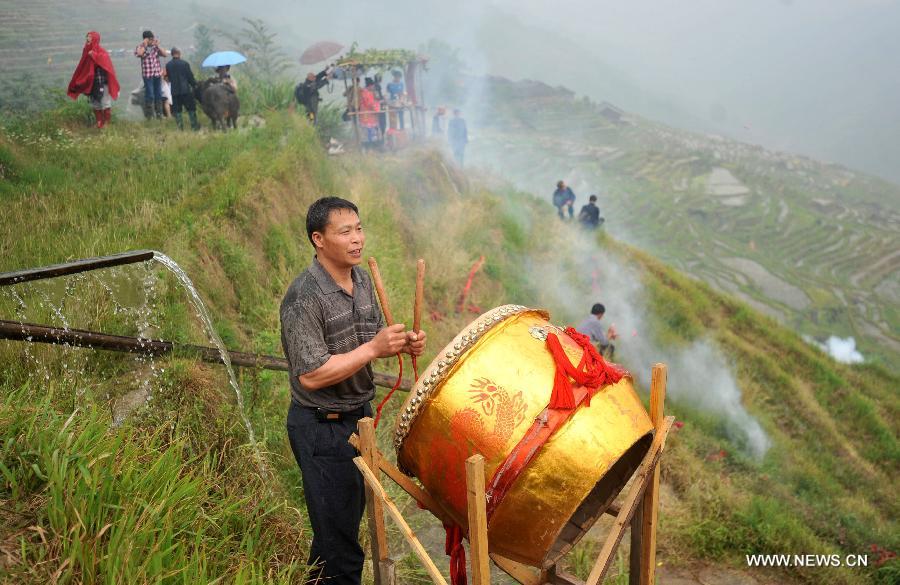 Villagers participate in a traditional ritual in Longji Village of Guilin City, south China's Guangxi Zhuang Autonomous Region, April 27, 2013. Local people of Zhuang ethnic group gave performance and symbolically ploughed the filed to pray for good harvest during the annual ritual on Saturday. (Xinhua/Lu Bo'an)  