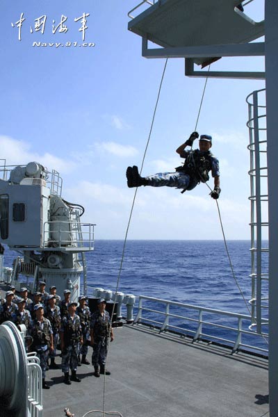 The 14th escort taskforce under the Navy of the Chinese People's Liberation Army (PLA) organized its special operation members to carry out integrated training on such subjects as shinning up by rope and sliding down from high altitude on April 23, 2013, local time, in a bid to temper the actual-combat ability of its officers and men under complex conditions. (China Military Online/Deng Xiguang, Li Ding and Yang Qinghai)