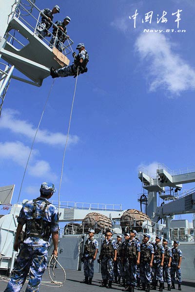 The 14th escort taskforce under the Navy of the Chinese People's Liberation Army (PLA) organized its special operation members to carry out integrated training on such subjects as shinning up by rope and sliding down from high altitude on April 23, 2013, local time, in a bid to temper the actual-combat ability of its officers and men under complex conditions. (China Military Online/Deng Xiguang, Li Ding and Yang Qinghai)