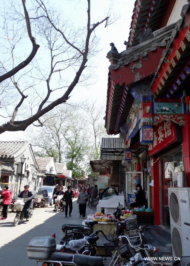 Photo taken on April 27, 2013 shows a view of some ancient architectures which have been renovated in Dongcheng District in Beijing, capital of China. Local administration has taken a series of measures to protect Hutong, ancient architecture and courtyards in Dongcheng District, including renovation and putting up brands with Chinese-English bilingual introduction for old buildings. (Xinhua/Li Xin)  