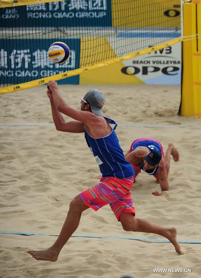 Sean Rosenthal(L) and Philip Dalhausser of the United States fight for the ball during the men's final against Nicolai Paolo/Daniele Lupo of Italy at the Fuzhou Open, the beginning of the 2013 beach volleyball season, in Fuzhou, southeast China's Fujian province, April 27, 2013. Sean Rosenthal and Philip Dalhausser from the United States won the final 2-0 to claim the title of the event. (Xinhua/Lin Shanchuan)