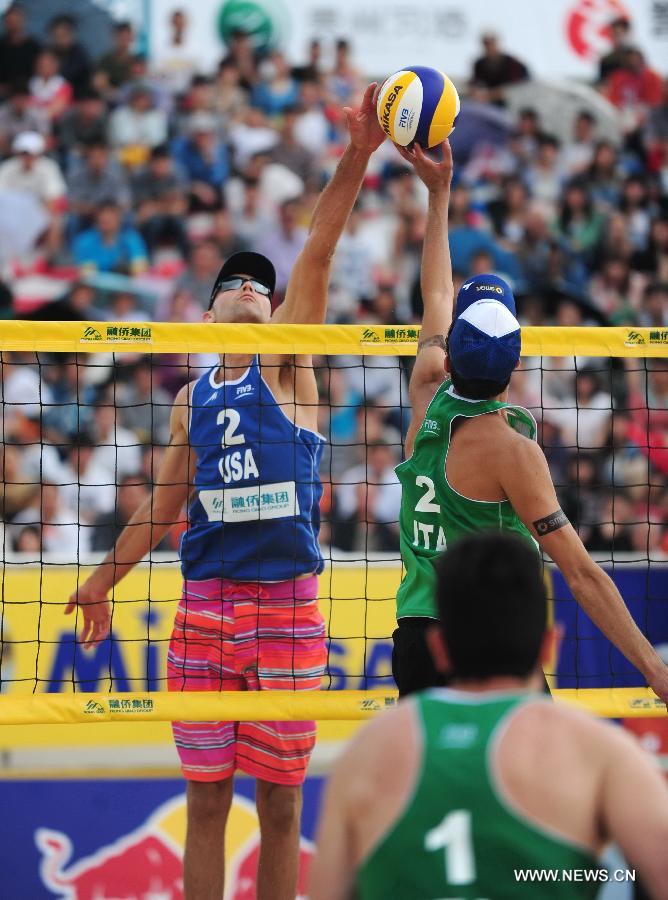Philip Dalhausser (L) of the United States vies with Daniele Lupo of Italy during the men's final of the Fuzhou Open, the beginning of the 2013 beach volleyball season, in Fuzhou, southeast China's Fujian province, April 27, 2013. Sean Rosenthal and Philip Dalhausser from the United States won the final 2-0 to claim the title of the event. (Xinhua/Lin Shanchuan)
