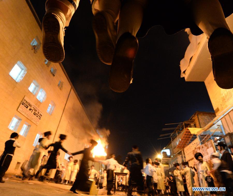 Ultra-Orthodox Jews dance around a Lag BaOmer bonfire in Jerusalem on late April 27, 2013, marking annual Jewish holiday Lag BaOmer which has been reinterpreted as a commemoration of the Bar Kokha revolt against the Roman Empire. (Xinhua/Yin Dongxun)