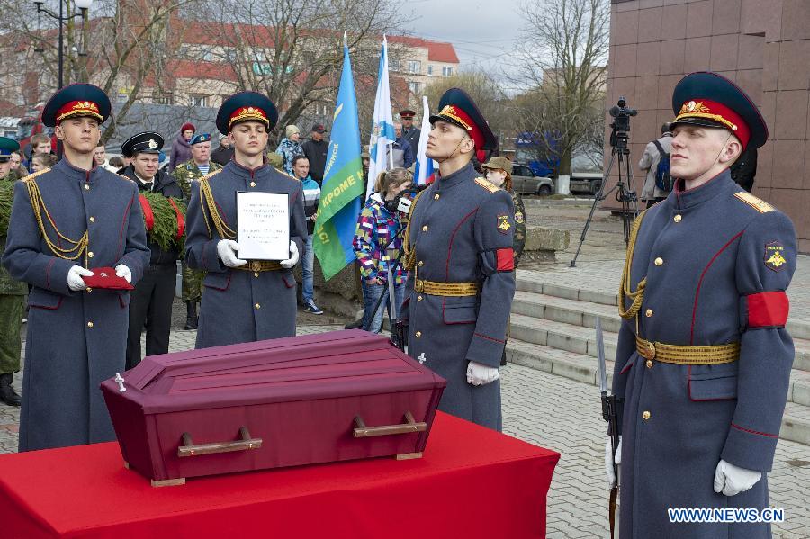 Russian soldiers attend the welcoming ceremony for the remains of deceased Russian soldier Affanasi Lenkov who died during the World War II at the border town of Ivangorod between Russia and Estonia in western Russia, April 27, 2013. (Xinhua)