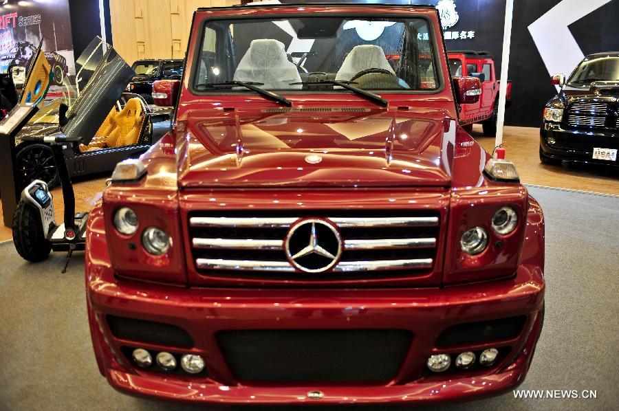 Photo taken on April 27, 2013 shows a Mercedes-Benz G500 vehicle at the 2013 China (Tianjin) International Automobile Industry Exhibition in Tianjin, north China. The exhibition kicked off on Saturday, displaying over 500 vehicles. (Xinhua/Zhai Jianlan) 