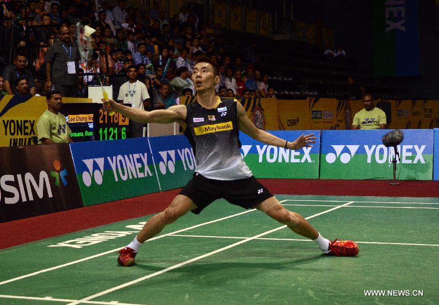 Malaysia's Lee Chong Wei returns the shot against Boonsak Posana of Thailand during the semi final match of the Yonex Sunrise India Open 2013 Badminton Championship in New Delhi, India, April 27, 2013. Lee Chong Wei won 2:1 and reached the final.(Xinhua/Partha Sarkar) 