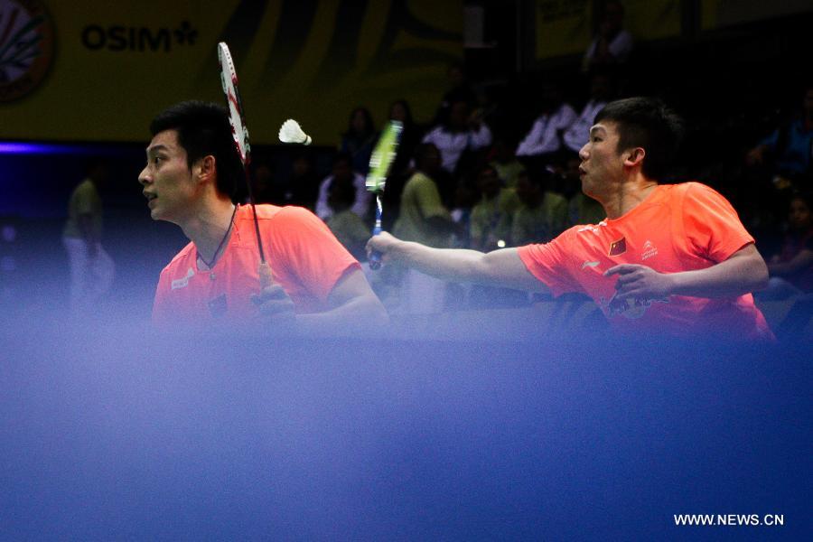 China's Liu Xiaolong(L)/Qiu Zihan return a shot during the semi final match against Indonesia's Angga Pratama/Ryan Agung Saputra during the Yonex Sunrise India Open 2013 Badminton Championship in New Delhi, India, April 27, 2013. Liu Xiaolong/Qiu Zihan won 2:0 and reached the final.(Xinhua/Partha Sarkar)