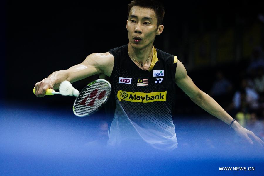 Malaysia's Lee Chong Wei returns the shot against Boonsak Posana of Thailand during the semi final match of the Yonex Sunrise India Open 2013 Badminton Championship in New Delhi, India, April 27, 2013. Lee Chong Wei won 2:1 and reached the final.(Xinhua/Zheng Huansong) 