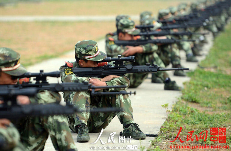 The snipers under the Jiangsu Contingent of the Chinese People's Armed Police Force (APF) conduct military skill training, so as to improve their combat capability. (People's Daily Online)