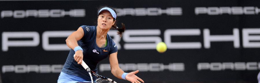 Li Na of China returns the ball during the semi-final match of Porsche Tennis Grand Prix against Bethanie Mattek-Sands of the United States in Stuttgart, Germany, on April 27, 2013. Li Na won 2-0. (Xinhua/Ma Ning)