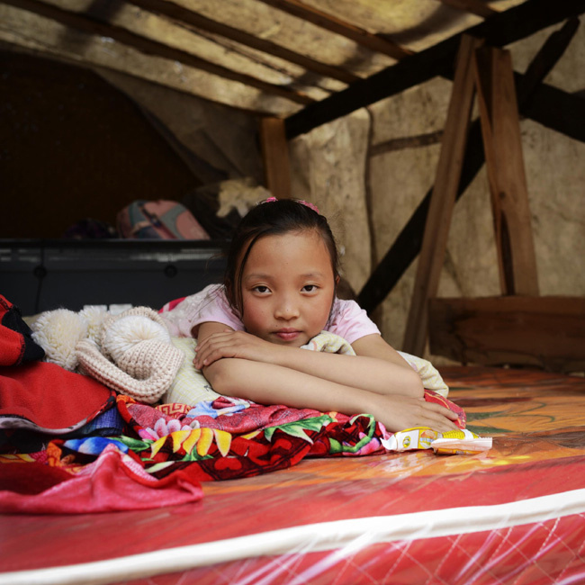 Yang Ruyi, 9, rests in a tent in Lushan county, Southwest China's Sichuan province. Photo taken on April 25. [Photo/Xinhua]