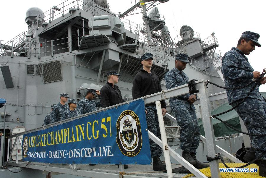 Sailors disembark the board of the U.S. Navy guided-missile cruiser USS Lake Champlain during a media presentation in North Vancouver, Canada, on April 27, 2013. Approximately 1,000 Canadian and American sailors are in Vancouver to meet the public and media to bring the Navy to the Canadians. (Xinhua/Sergei Bachlakov)