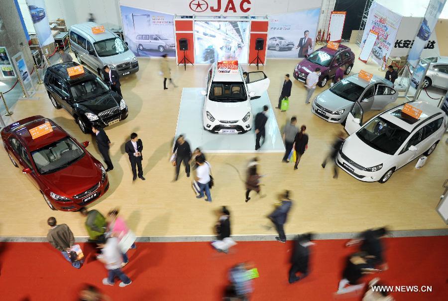 Visitors watch sedans during the 5th Western China House and Automobile Fair in Yinchuan, capital of northwest China's Ningxia Hui Autonomous Region, April 28, 2013. The 7-day fair, which kicks off on April 28, attracted 30 property developers and 54 automakers. (Xinhua/Peng Zhaozhi) 