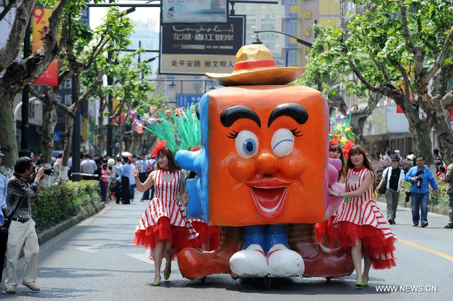 Actresses participate in a cartoon and animation floats parade during the ninth China International Cartoon & Animation Festival in Hangzhou, capital of east China's Zhejiang Province, April 28, 2013. (Xinhua/Ju Huanzong) 