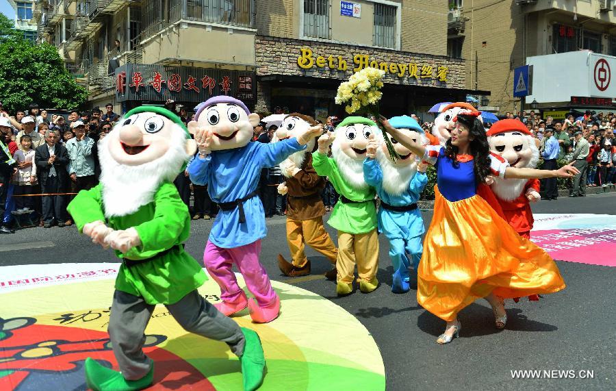 Performers dressed as cartoon figures participate in a cartoon and animation floats parade, part of the ninth China International Cartoon & Animation Festival, in Hangzhou, capital of east China's Zhejiang Province, April 28, 2013. (Xinhua/Long Wei) 