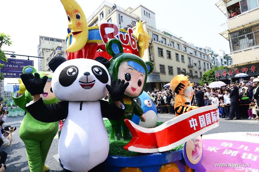 Performers dressed as cartoon figures participate in a cartoon and animation floats parade, part of the ninth China International Cartoon & Animation Festival, in Hangzhou, capital of east China's Zhejiang Province, April 28, 2013. (Xinhua/Li Zhong)  