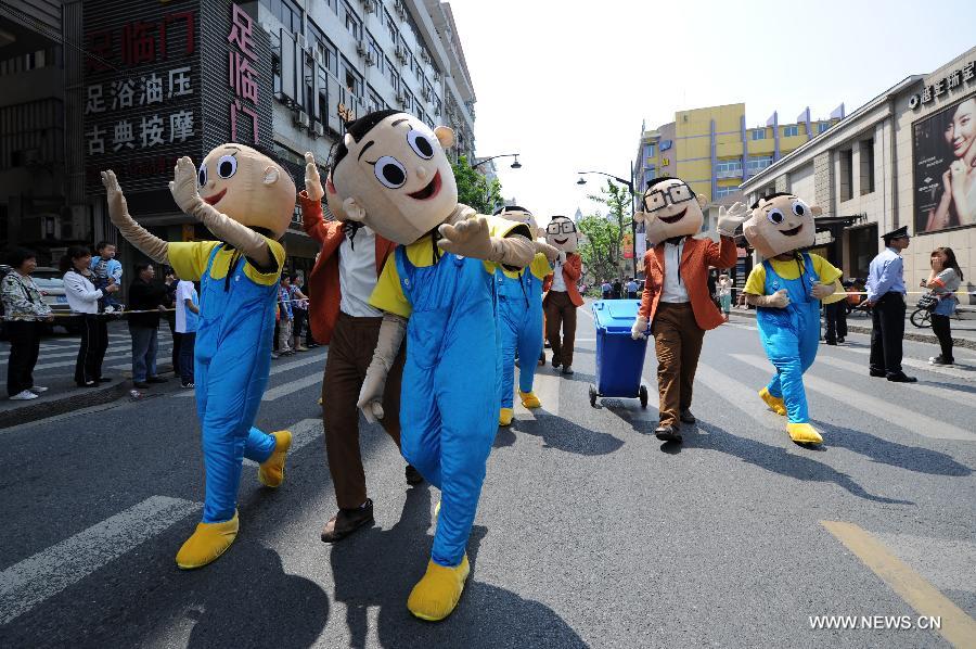 Actors dressing as cartoon figures participate in a cartoon and animation floats parade during the ninth China International Cartoon & Animation Festival in Hangzhou, capital of east China's Zhejiang Province, April 28, 2013. (Xinhua/Ju Huanzong) 