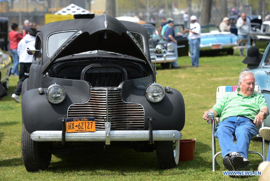 Owner sits next to his vintage car during an antique auto show in New York, the United States, on April 28, 2013. (Xinhua/Wang Lei)