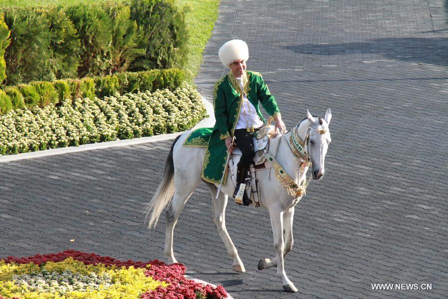 Turkmen President Gurbanguly Berdymukhamedov demonstrates his equestrian skills in Ashkhabad, Turkmenistan, April 27, 2013. (Xinhua/Lu Jingli)