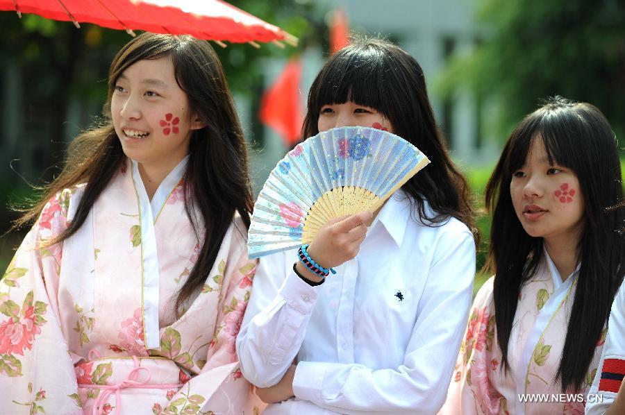 Girls in Japanese kimono participate in a costume parade in Tianyuan High School in Shanghai, east China, April 28, 2013. Teachers and students of the school dressed themselves as various real and fictional figures for a cross-culture costume parade here on Sunday. (Xinhua/Lai Xinlin)
