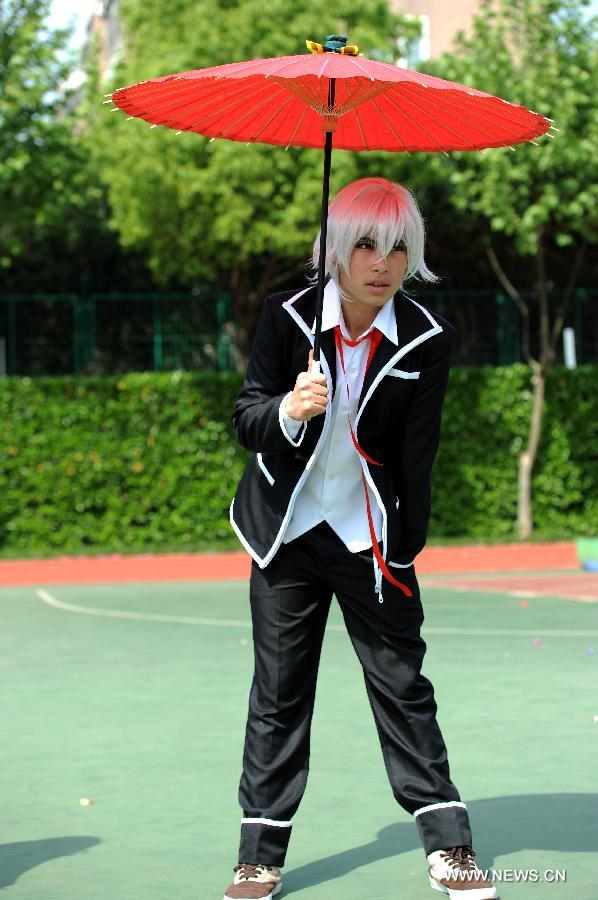 A student personates a Japanese cartoon figure during a costume parade in Tianyuan High School in Shanghai, east China, April 28, 2013. Teachers and students of the school dressed themselves as various real and fictional figures for a cross-culture costume parade here on Sunday. (Xinhua/Lai Xinlin)