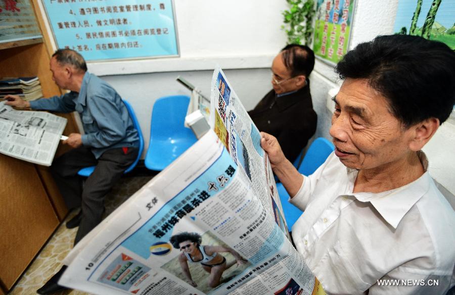 Senior citizens read newspaper at a community service center in Jin'an District of Fuzhou, capital of southeast China's Fujian Province, April 27, 2013. A total of 435 community service centers have been set up in Fuzhou since 2008 to provide daily care and entertainment activities for senior citizens. (Xinhua/Zhang Guojun)  