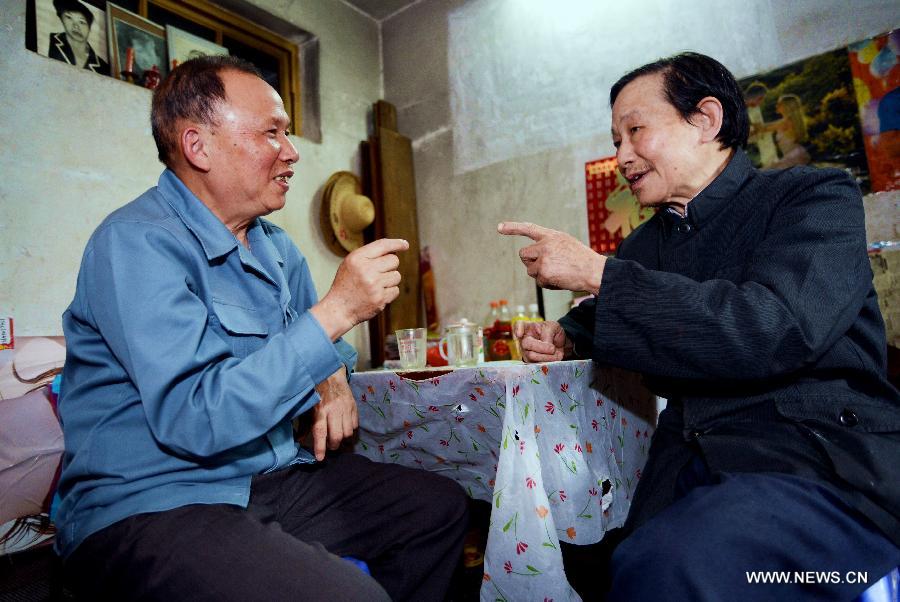 A community volunteer (R) chats with an old man in Jin'an District of Fuzhou, capital of southeast China's Fujian Province, April 27, 2013. A total of 435 community service centers have been set up in Fuzhou since 2008 to provide daily care and entertainment activities for senior citizens. (Xinhua/Zhang Guojun)