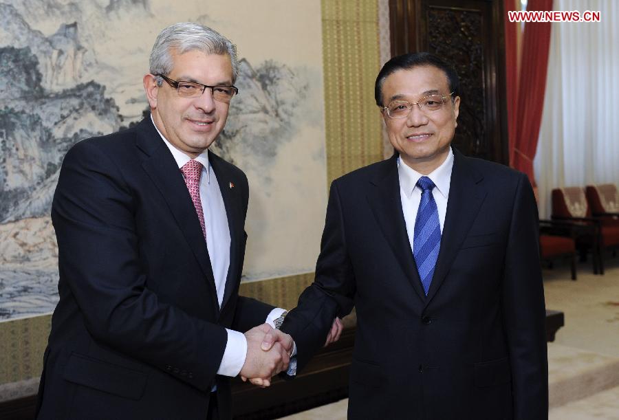 Chinese Premier Li Keqiang (R) meets with Julian Dominguez, president of the Chamber of Deputies, the lower house of the Argentine parliament, in Beijing, capital of China, April 28, 2013. (Xinhua/Zhang Duo)
