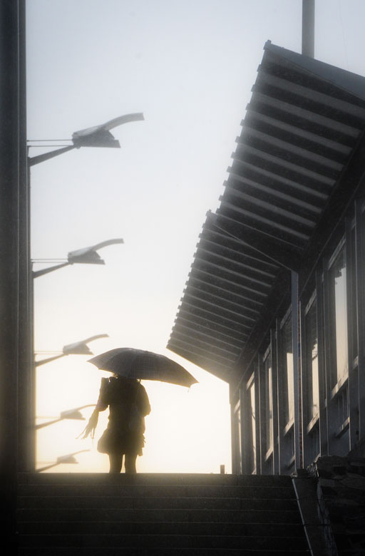 A Changchun citizen walks in the spring rain which falls to the northeast Chinese city on April 25, 2013. (Xinhua/Xu Chang)