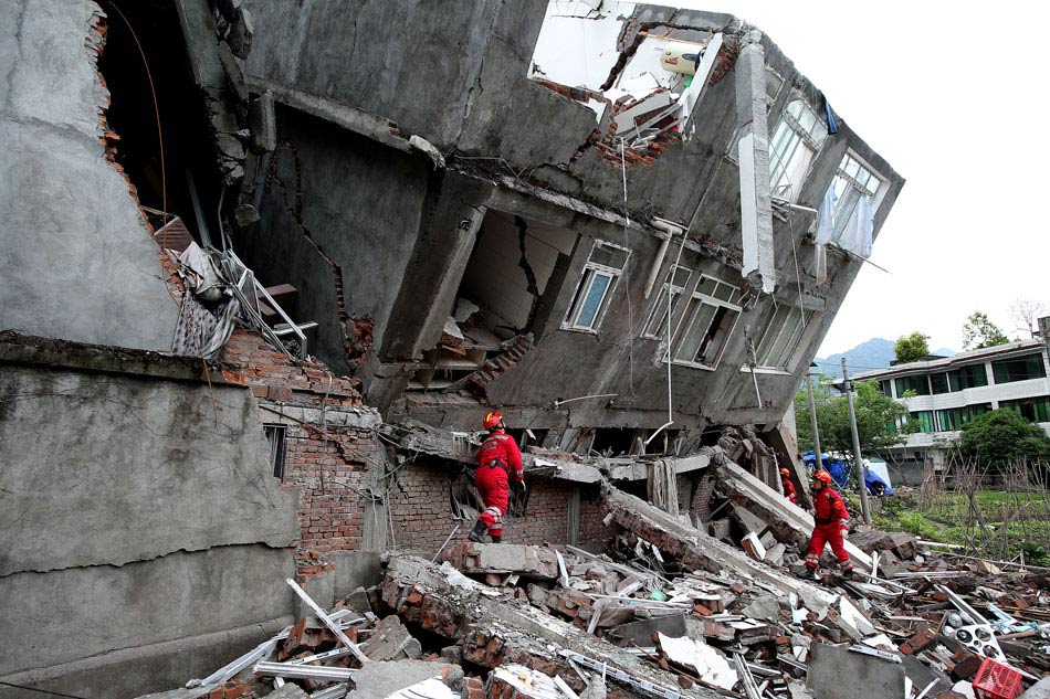 Rescuers search for sign of life around a dilapidated building in Baoxing County, one of the worst affected areas in the earthquake that jolted Sichuan’s Ya’an City, April 24, 2013. (Xinhua/Jin Liwang)